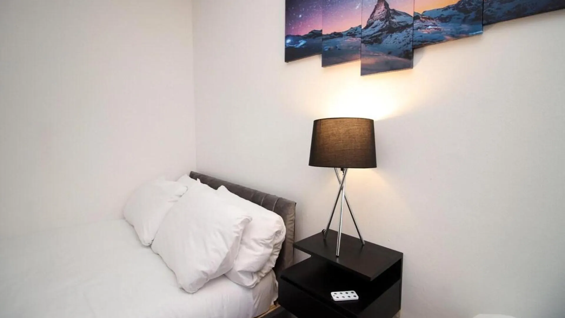 Comfortable 5-Bedroom Home Free Parking Swansea United Kingdom