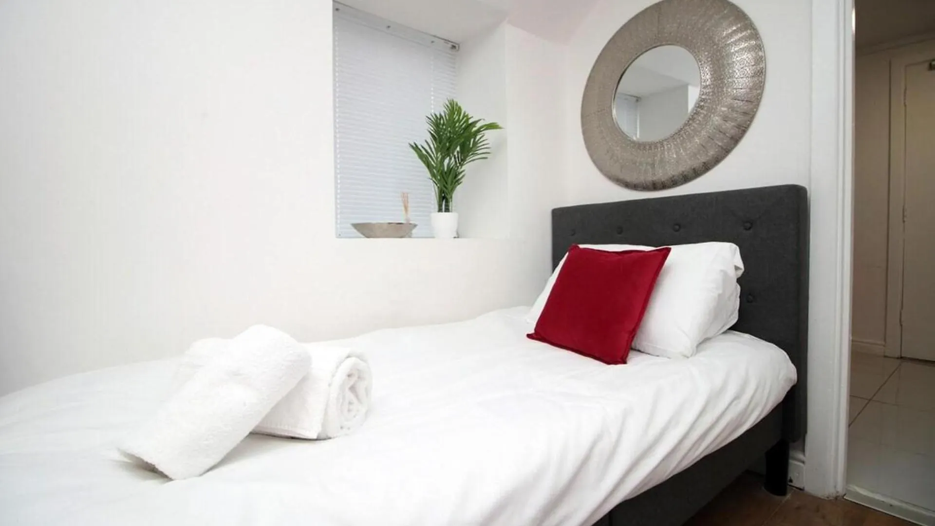 Comfortable 5-Bedroom Home Free Parking Swansea 0*,  United Kingdom