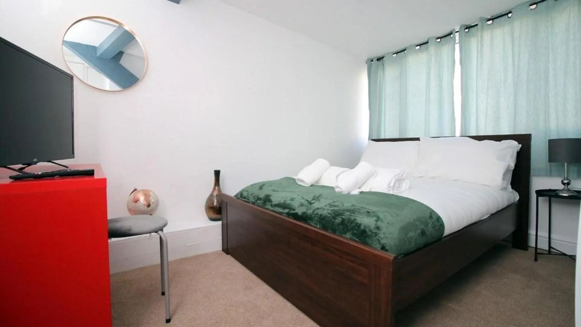 Comfortable 5-Bedroom Home Free Parking Swansea Apartment
