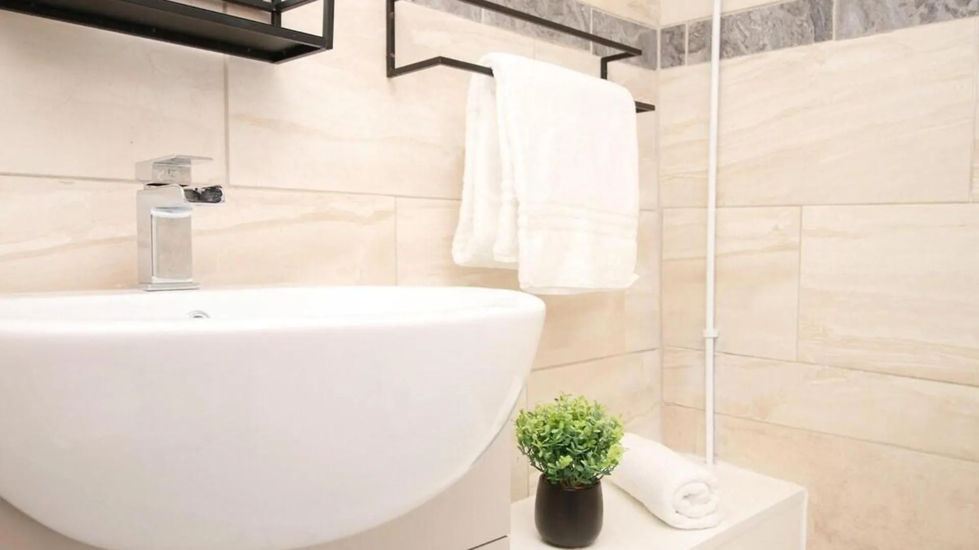 Comfortable 5-Bedroom Home Free Parking Swansea United Kingdom