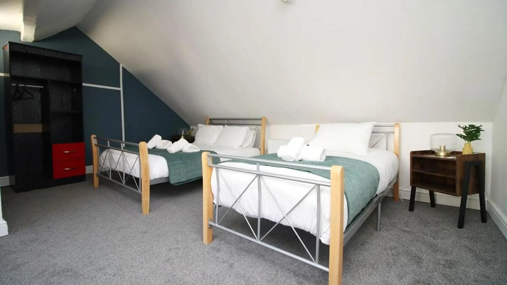 Comfortable 5-Bedroom Home Free Parking Swansea