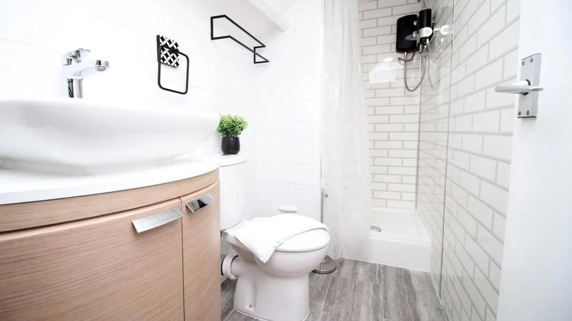 Comfortable 5-Bedroom Home Free Parking Swansea Apartment