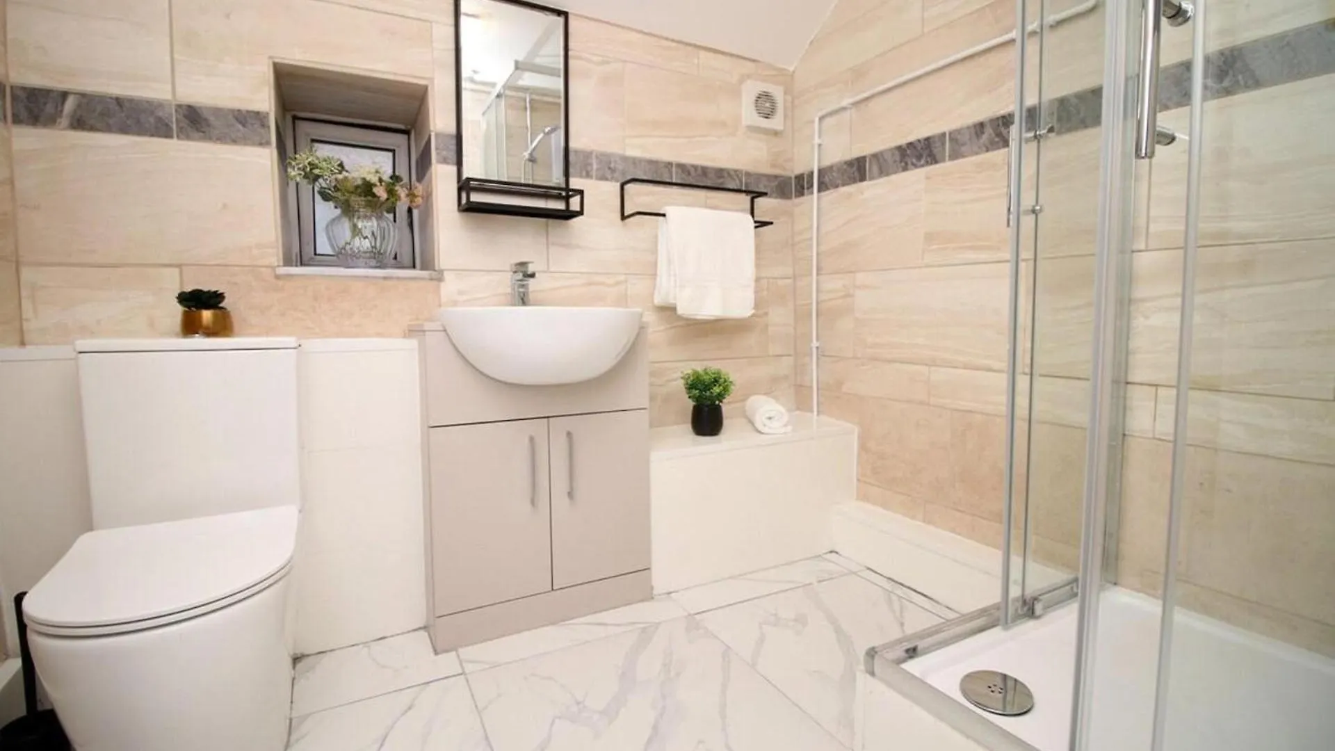Comfortable 5-Bedroom Home Free Parking Swansea 0*,  United Kingdom