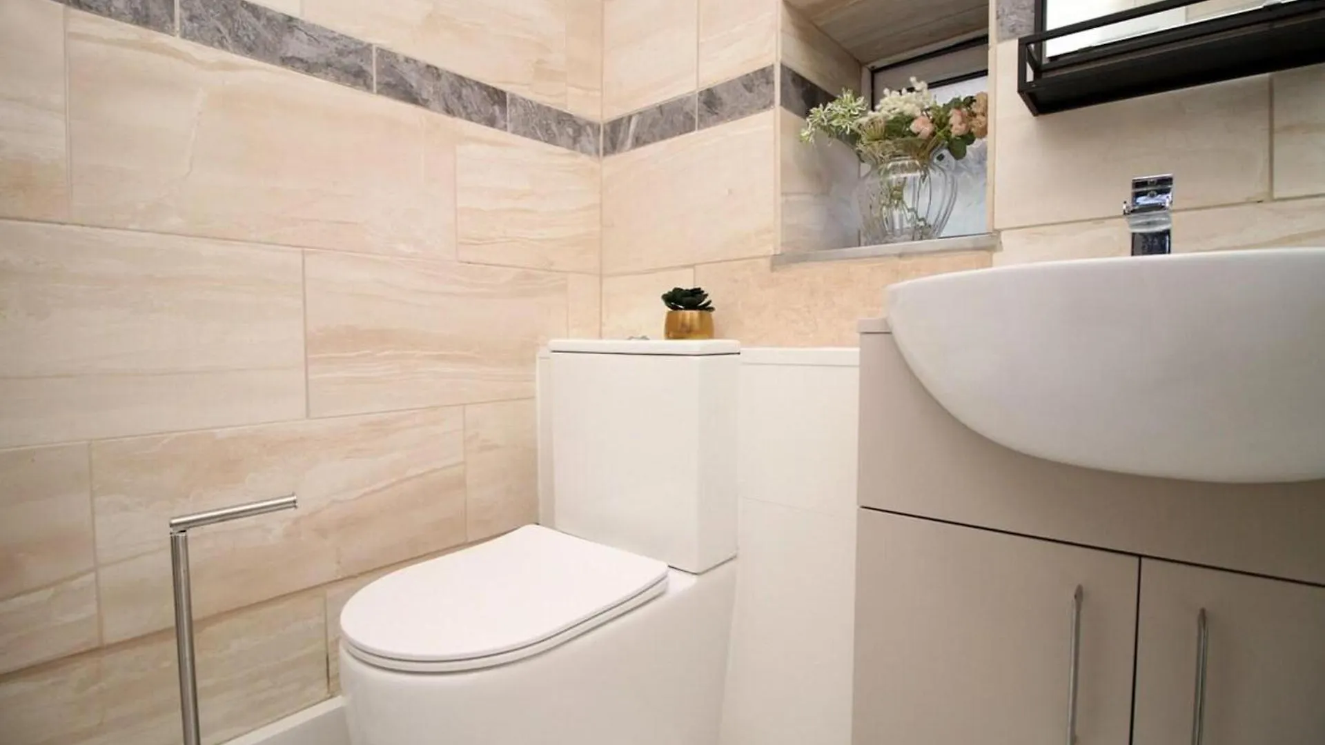 Comfortable 5-Bedroom Home Free Parking Swansea Apartmán