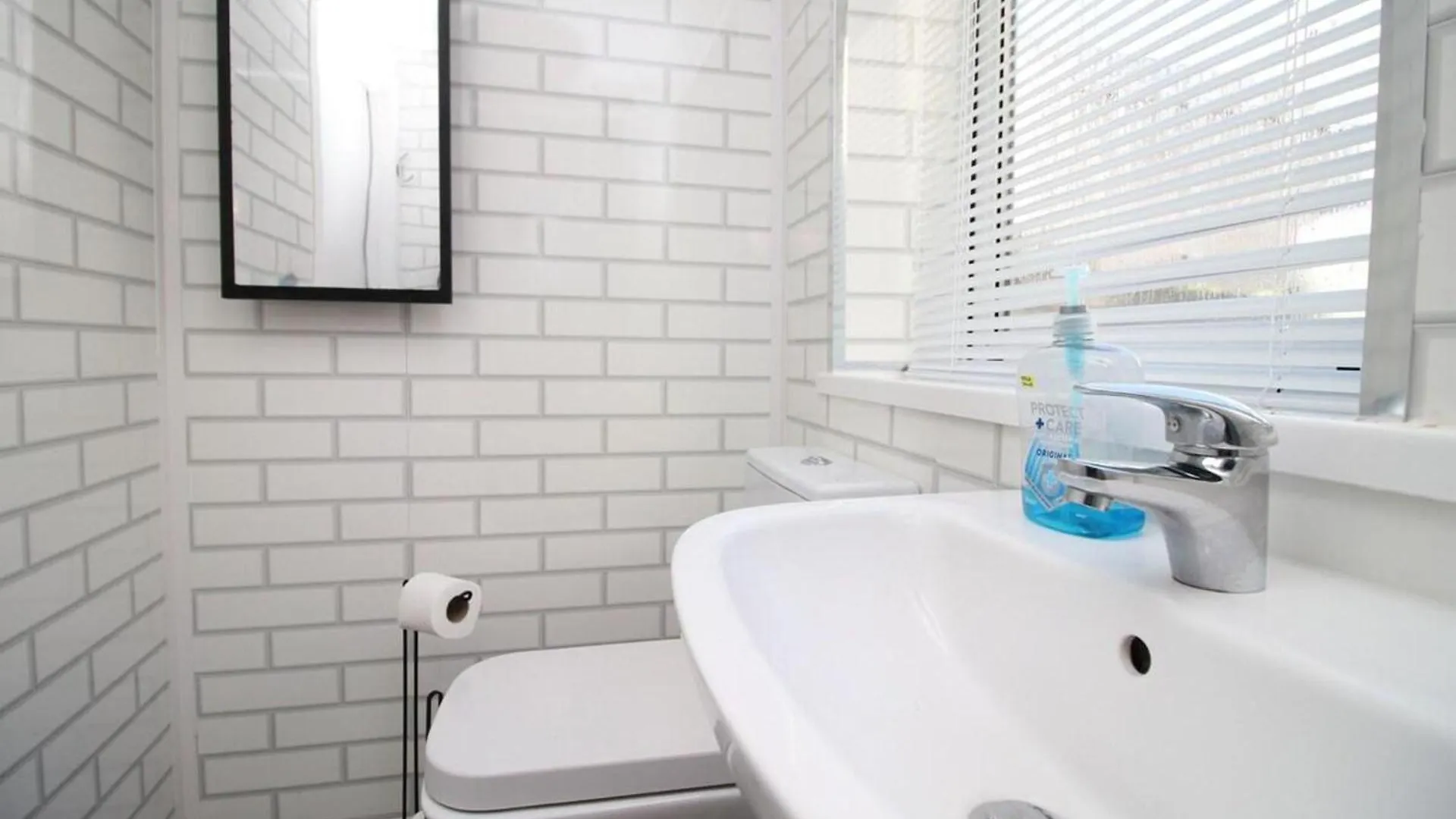 Comfortable 5-Bedroom Home Free Parking Swansea