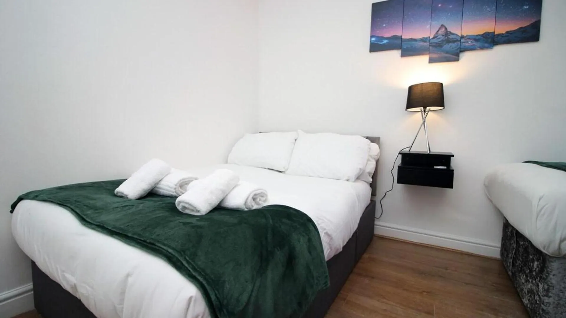 Comfortable 5-Bedroom Home Free Parking Swansea