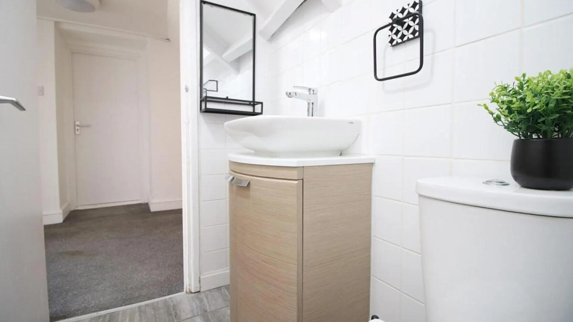 Comfortable 5-Bedroom Home Free Parking Swansea 0*,