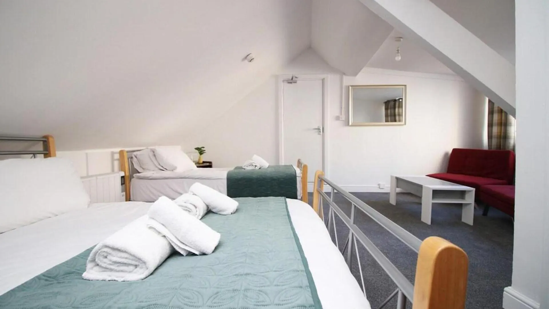 Comfortable 5-Bedroom Home Free Parking Swansea Apartment