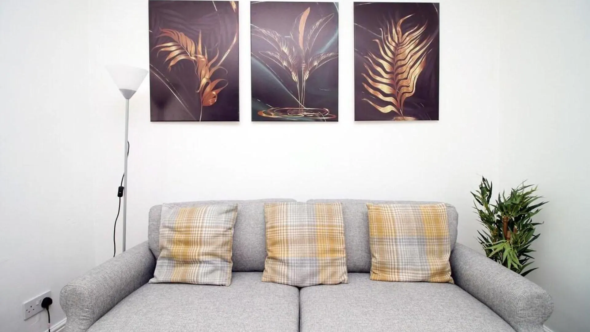 Comfortable 5-Bedroom Home Free Parking Swansea